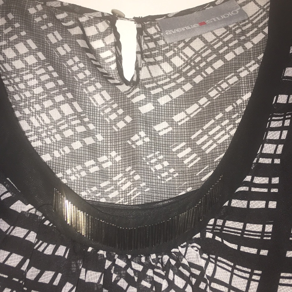 AVENUE Sheer Top - Picture 4 of 8